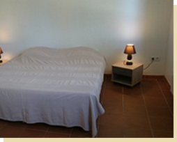 les lits de la chambre aménagée jumelés