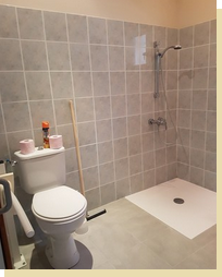 le wc surélevé de la chambre aménagée de la Cardéline à l'Ermas