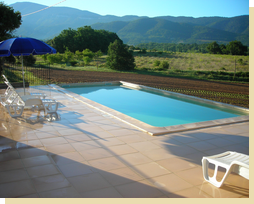 La piscine de l'Ermas face au Ventoux